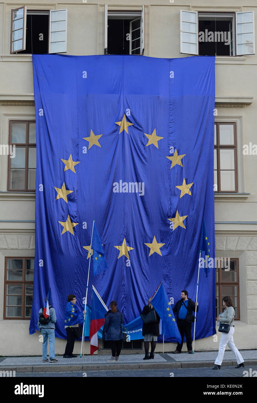 Prague, République tchèque. 17 octobre 2017. Le désaccord avec la politique du président Milos Zeman et d'un magnat de l'alimentation et des médias, Andrej Babis, a été le sujet principal du rassemblement intitulé "Messieurs, votre temps est terminé" qui s'est tenu au château de Prague, siège des chefs d'État tchèques, à Prague, République tchèque, le 17 octobre 2017. Les manifestants se sont également distancés de Zeman en déclarant la semaine dernière que l'annexion de la Crimée par la Russie était un fait accompli. Ils avaient les banderoles disant "la République tchèque n'est pas Milos Zeman". Crédit : Ondrej Deml/CTK photo/Alamy Live News Banque D'Images