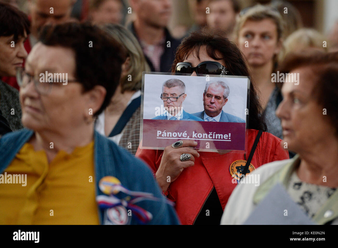 Prague, République tchèque. 17 octobre 2017. Le désaccord avec la politique du président Milos Zeman et d'un magnat de l'alimentation et des médias, Andrej Babis, a été le sujet principal du rassemblement intitulé "Messieurs, votre temps est terminé" qui s'est tenu au château de Prague, siège des chefs d'État tchèques, à Prague, République tchèque, le 17 octobre 2017. Les manifestants se sont également distancés de Zeman en déclarant la semaine dernière que l'annexion de la Crimée par la Russie était un fait accompli. Ils avaient les banderoles disant "la République tchèque n'est pas Milos Zeman". Crédit : Ondrej Deml/CTK photo/Alamy Live News Banque D'Images