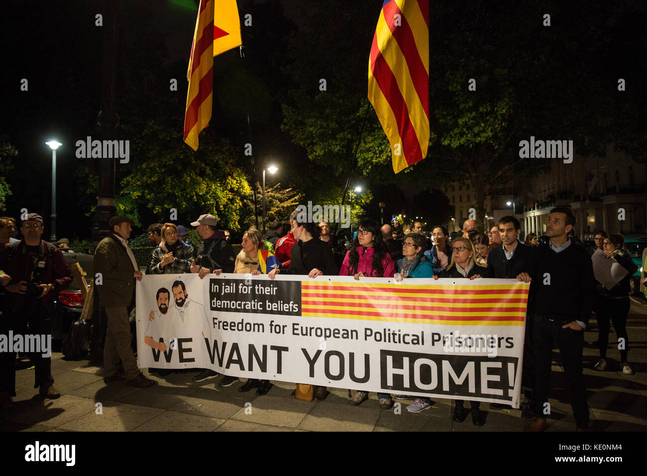 Londres, Royaume-Uni. 17 octobre 2017. Les Catalans protestent devant l'ambassade d'Espagne sur la place Belgrave contre les arrestations et les emprisonntations d'hier de Jordi Cuixart et Jordi sánchez, dirigeants de l'Assemblée nationale catalane (ANC) et groupe d'indépendance Omnium par les autorités espagnoles. La haute Cour espagnole a ordonné que la paire soit détenue sans caution en attendant une enquête pour une audition présumée. Crédit : Mark Kerrison/Alamy Live News Banque D'Images