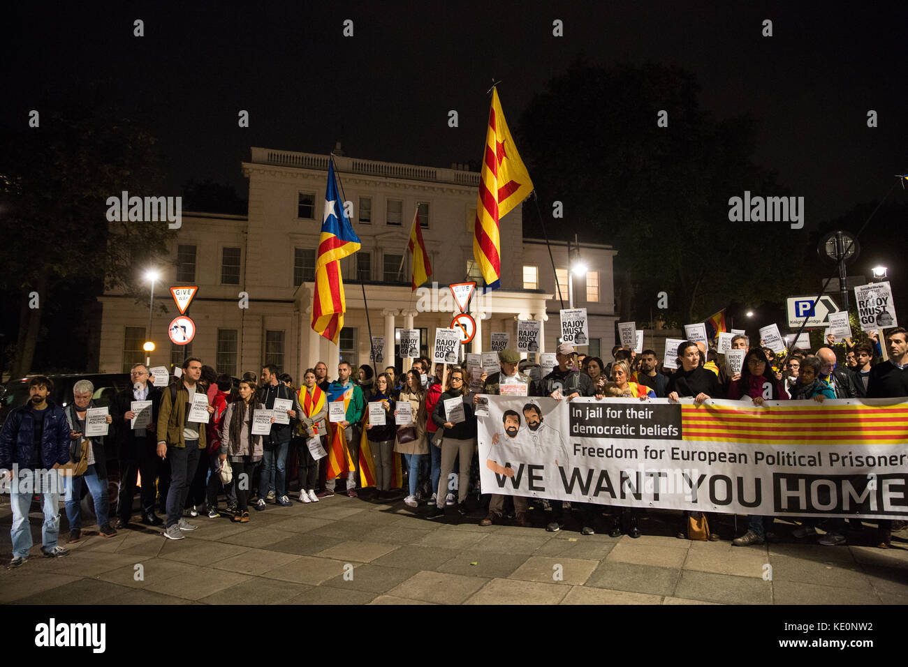 Londres, Royaume-Uni. 17 octobre 2017. Les Catalans protestent devant l'ambassade d'Espagne sur la place Belgrave contre les arrestations et les emprisonntations d'hier de Jordi Cuixart et Jordi sánchez, dirigeants de l'Assemblée nationale catalane (ANC) et groupe d'indépendance Omnium par les autorités espagnoles. La haute Cour espagnole a ordonné que la paire soit détenue sans caution en attendant une enquête pour une audition présumée. Crédit : Mark Kerrison/Alamy Live News Banque D'Images