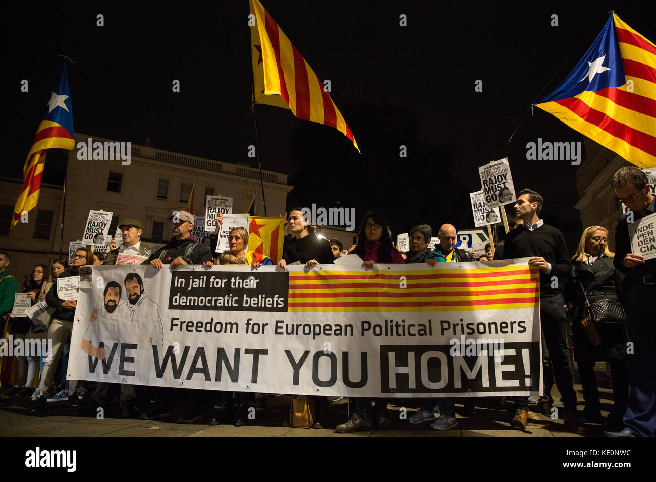 Londres, Royaume-Uni. 17 octobre 2017. Les Catalans protestent devant l'ambassade d'Espagne sur la place Belgrave contre les arrestations et les emprisonntations d'hier de Jordi Cuixart et Jordi sánchez, dirigeants de l'Assemblée nationale catalane (ANC) et groupe d'indépendance Omnium par les autorités espagnoles. La haute Cour espagnole a ordonné que la paire soit détenue sans caution en attendant une enquête pour une audition présumée. Crédit : Mark Kerrison/Alamy Live News Banque D'Images