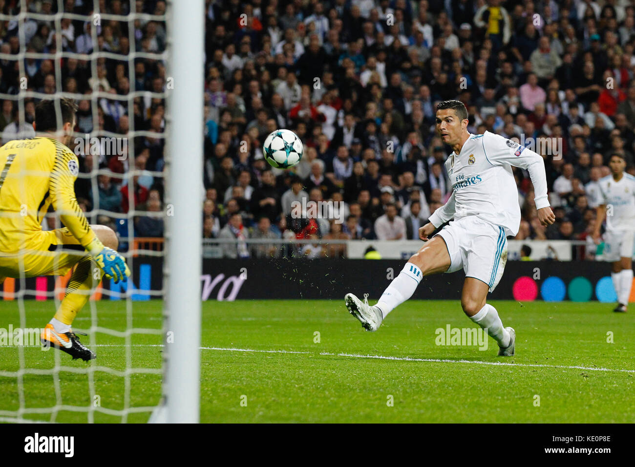 Madrid Espagne 17 Octobre 17 Hugo Lloris 1 Tottenham Hotspur F C S Player Cristiano Ronaldo Dos Santos 7 Joueur Du Real Madrid La Ligue Des Champions De L Ucl Entre Real Madrid Vs Tottenham