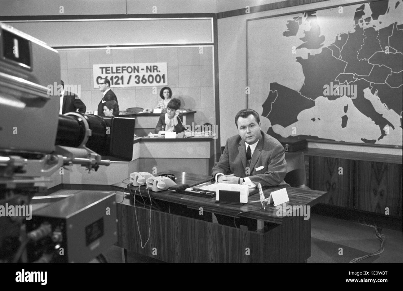 ARCHIVE -Eduard Zimmermann présente un épisode de l'émission télévisée interactive allemande intitulée "case Number XY · Unresolved" à Wiesbaden, Allemagne, le 1er avril 1970. Photo : Manfred Rehm/dpa Banque D'Images