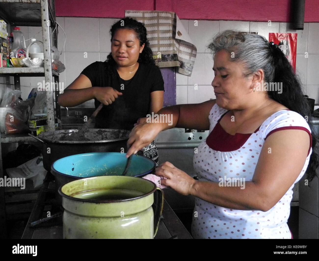 Julia Ramirez Roja (à droite) et une aide bénévole cuisinant des haricots et du riz pour les migrants circulant à l'extérieur des trains de marchandises, à Amatlan de los Reyes, Mexique, le 22 août 2017. Chaque année, des dizaines de milliers de Centraméricains risquent le dangereux voyage à travers le Mexique vers les États-Unis. Photo : Denis Düttmann/dpa Banque D'Images