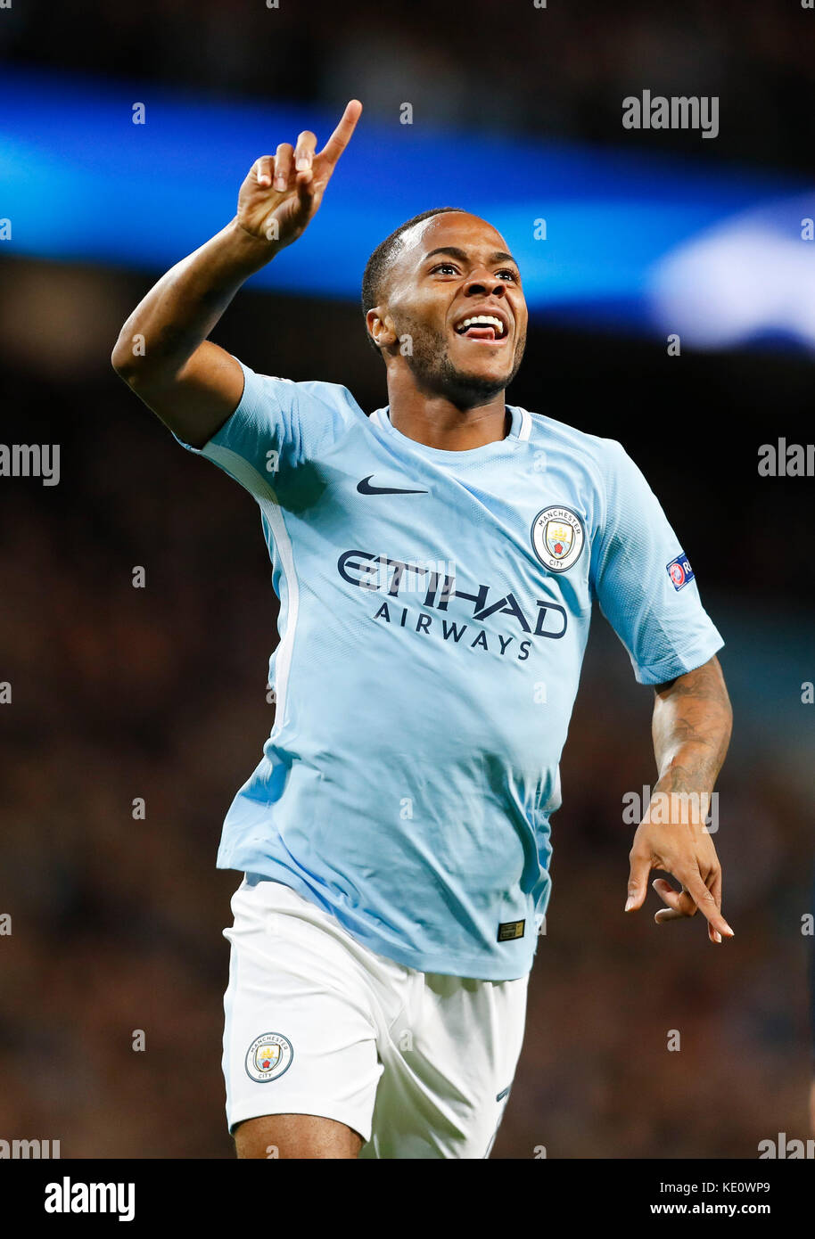 Manchester, Manchester. 17 octobre 2017. Raheem Sterling de Manchester City célèbre après avoir marqué lors du match du Groupe F de l'UEFA Champions League entre Manchester City et Napoli au stade Etihad, à Manchester, en Grande-Bretagne, le 17 octobre 2017. Manchester City a gagné 2-1. Crédit : Han Yan/Xinhua/Alamy Live News Banque D'Images