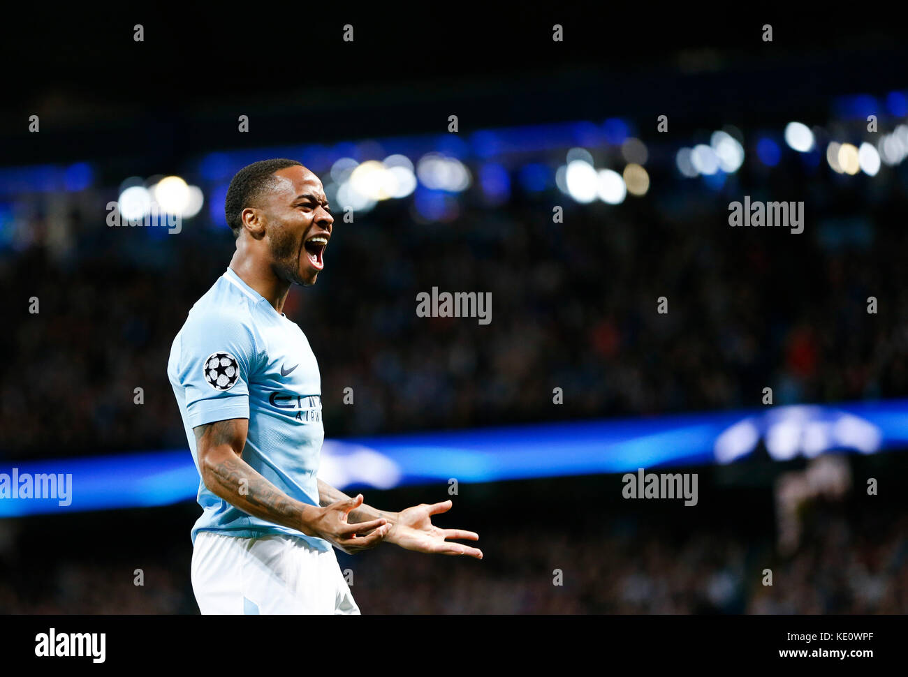 Manchester, Manchester. 17 octobre 2017. Raheem Sterling de Manchester City célèbre après avoir marqué lors du match du Groupe F de l'UEFA Champions League entre Manchester City et Napoli au stade Etihad, à Manchester, en Grande-Bretagne, le 17 octobre 2017. Manchester City a gagné 2-1. Crédit : Han Yan/Xinhua/Alamy Live News Banque D'Images