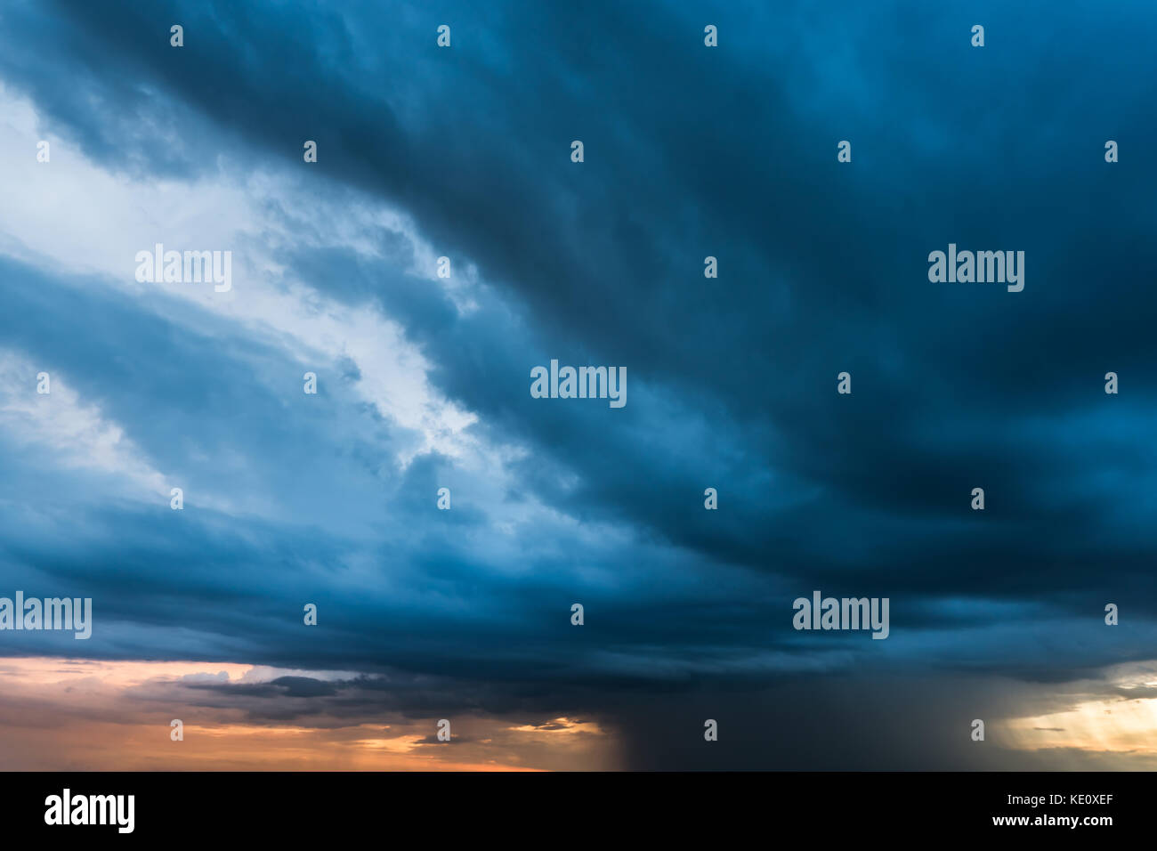 Storm cloud contexte au cours de pleuvoir. nuages sombres. immense nuages noirs sur le ciel sombre avant un orage. Banque D'Images