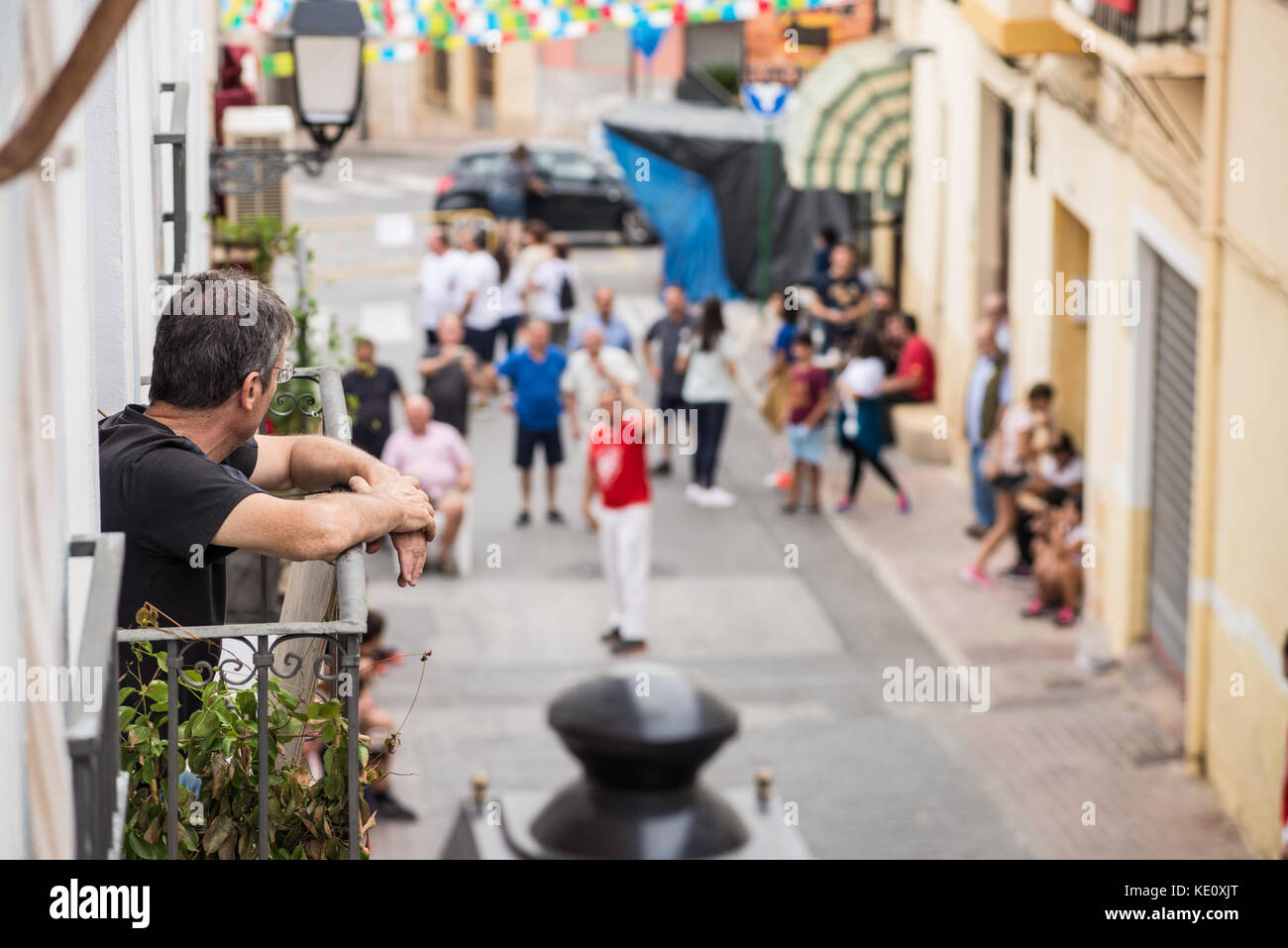 ALICANTE, ESPAGNE-6 OCTOBRE 2017 : match traditionnel pelota valenciana joué dans une rue de la vieille ville avec une grande attention des fans Banque D'Images