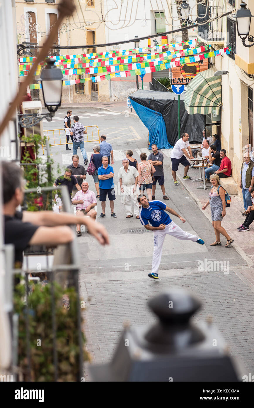ALICANTE, ESPAGNE-6 OCTOBRE 2017 : match traditionnel pelota valenciana joué dans une rue de la vieille ville avec une grande attention des fans Banque D'Images