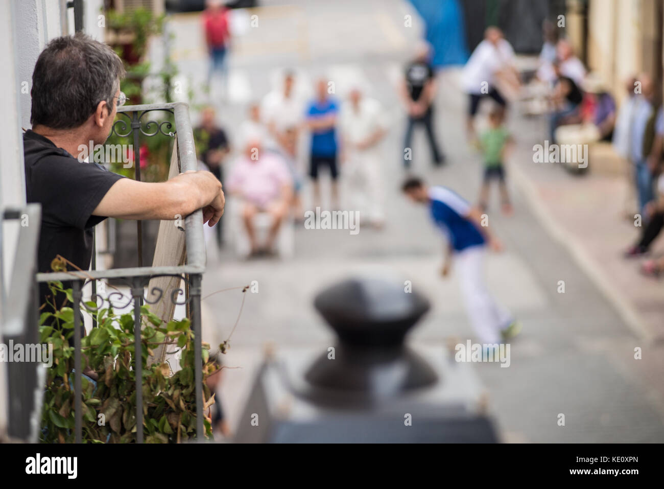 ALICANTE, ESPAGNE-6 OCTOBRE 2017 : match traditionnel pelota valenciana joué dans une rue de la vieille ville avec une grande attention des fans Banque D'Images