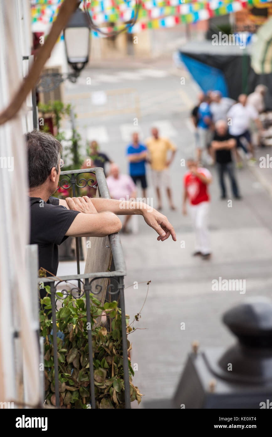 ALICANTE, ESPAGNE-6 OCTOBRE 2017 : match traditionnel pelota valenciana joué dans une rue de la vieille ville avec une grande attention des fans Banque D'Images