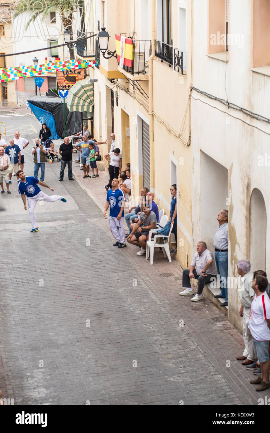 ALICANTE, ESPAGNE-6 OCTOBRE 2017 : match traditionnel pelota valenciana joué dans une rue de la vieille ville avec une grande attention des fans Banque D'Images