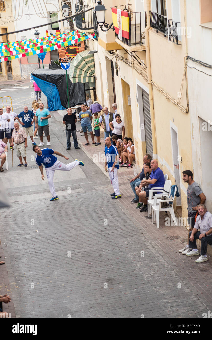 ALICANTE, ESPAGNE-6 OCTOBRE 2017 : match traditionnel pelota valenciana joué dans une rue de la vieille ville avec une grande attention des fans Banque D'Images