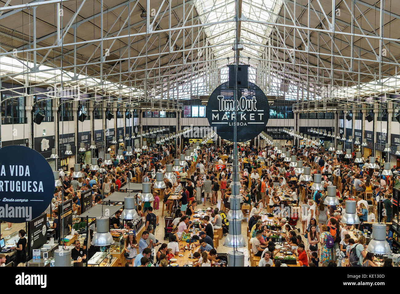 Lisbonne, Portugal - 12 août 2017 : time out est un marché food hall situé dans Mercado da Ribeira à Cais do sodre à Lisbonne et est l'un des principaux sites touristiques d'un Banque D'Images