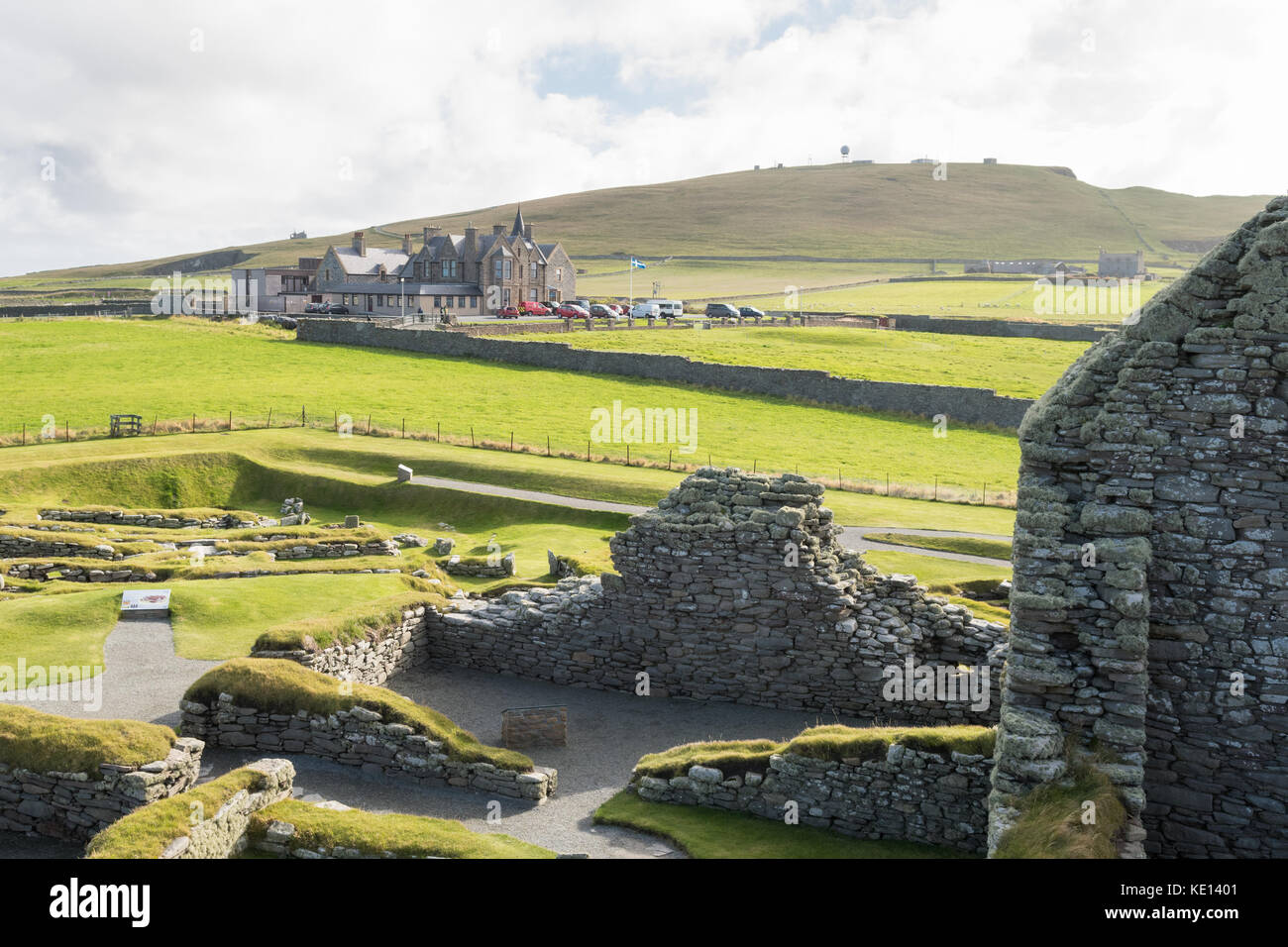Hôtel de Sumburgh vu du site archéologique de Jarlshof, Sumburgh, Virkie, Shetland, Écosse,ROYAUME-UNI Banque D'Images
