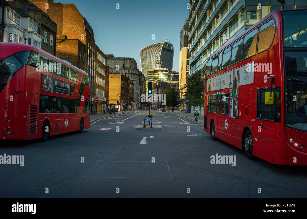 Ville de Londres montrant le talkie walkie et deux bus de Londres. Oct 2017 Banque D'Images