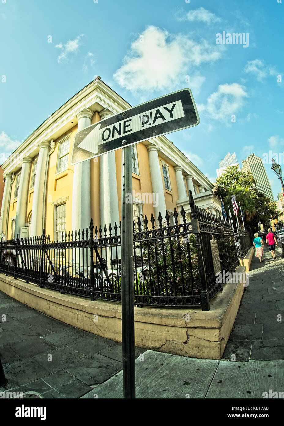French Quarter, New Orleans, LA USA - 30 juin 2014 - aller simple à un jour Sign dans le quartier français de la Nouvelle-Orléans près du poste de police Banque D'Images