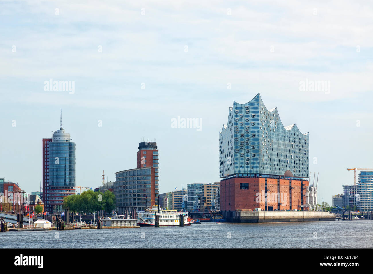 Quartier HafenCity de Hambourg avec l'Elbphilharmonie dominant ou Elbe Philharmonic Hall Banque D'Images