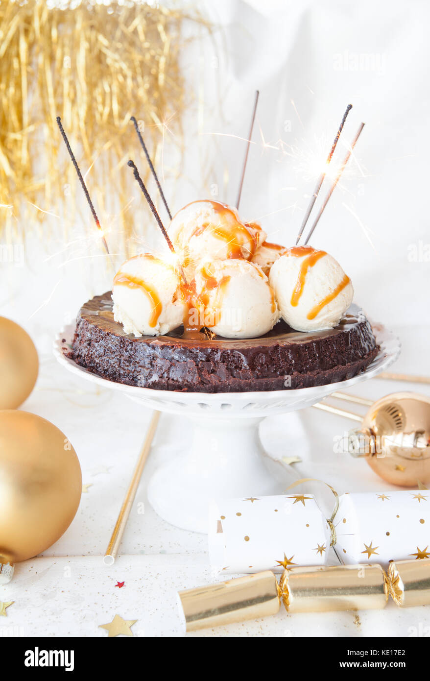 Gâteau au chocolat pour une ambiance festive soirée du nouvel an Banque D'Images