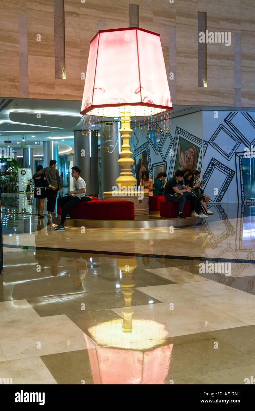 Grande lampe de lecture à un centre commercial de luxe à Shenzhen, Chine Banque D'Images
