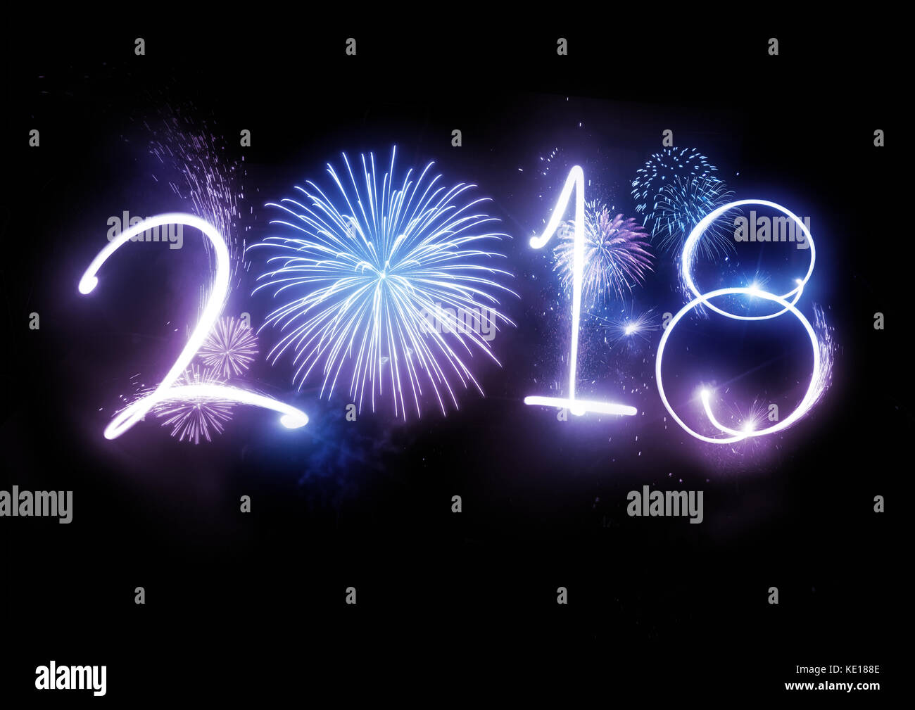 L'année 2018 affichée avec des feux d'artifice et des stroboscopes. Nouvel an et concept de vacances. Banque D'Images