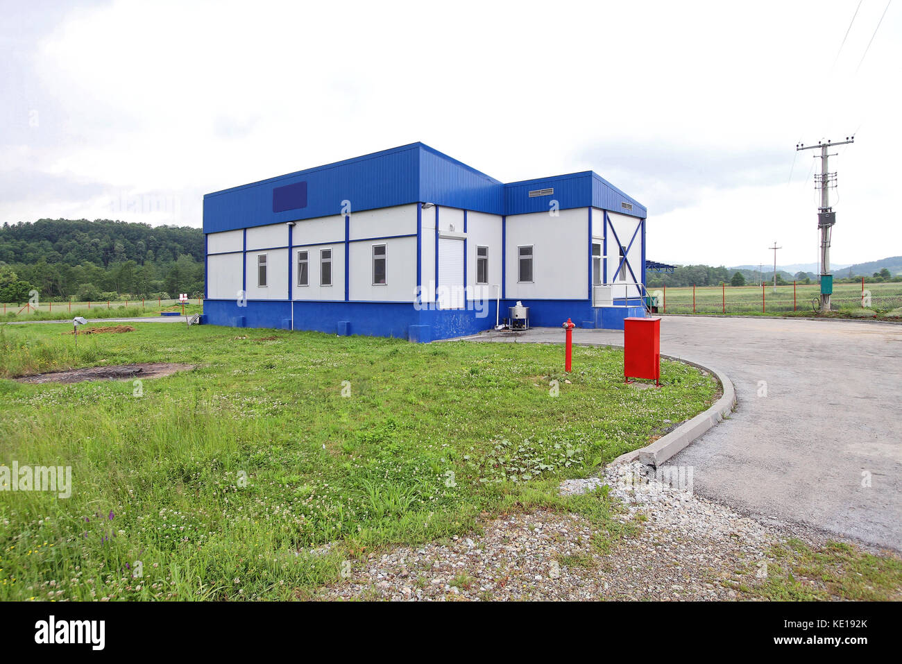 Petit bâtiment de l'entrepôt au green field Banque D'Images