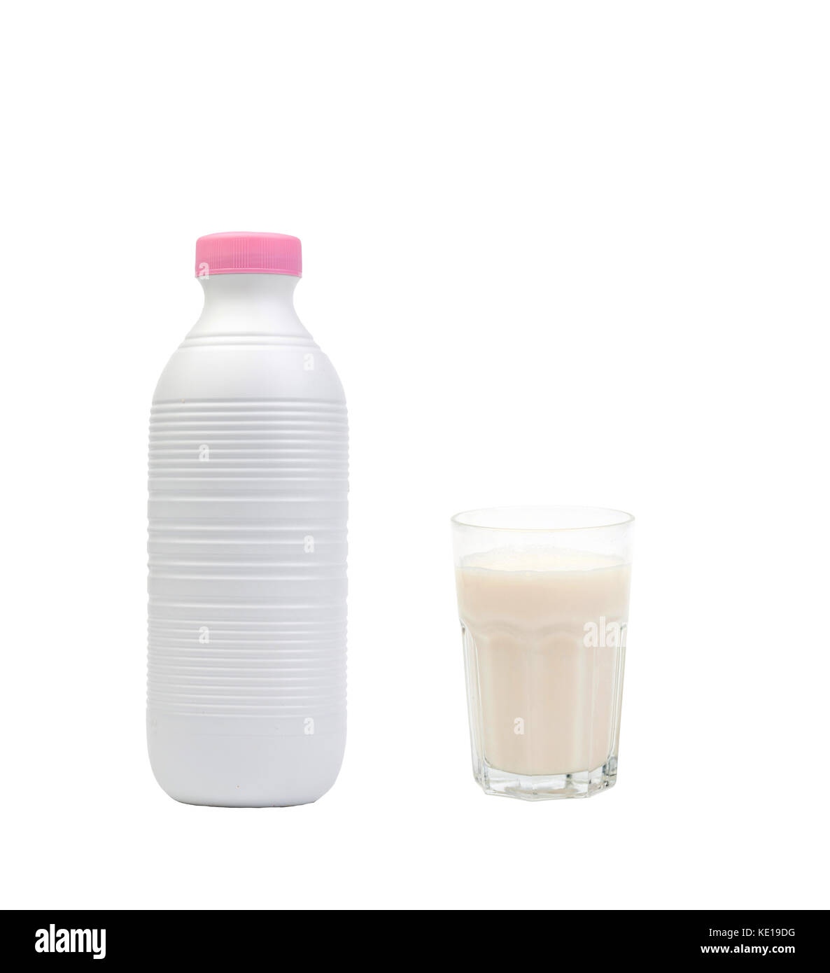 Bouteille de lait avec un plein verre isolé sur fond blanc Banque D'Images