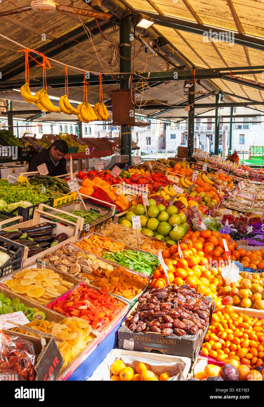 Venise ITALIE VENISE Les gens d'acheter des fruits et légumes du marché, les étals de produits frais au marché du Rialto Venise Italie Europe de l'UE Banque D'Images