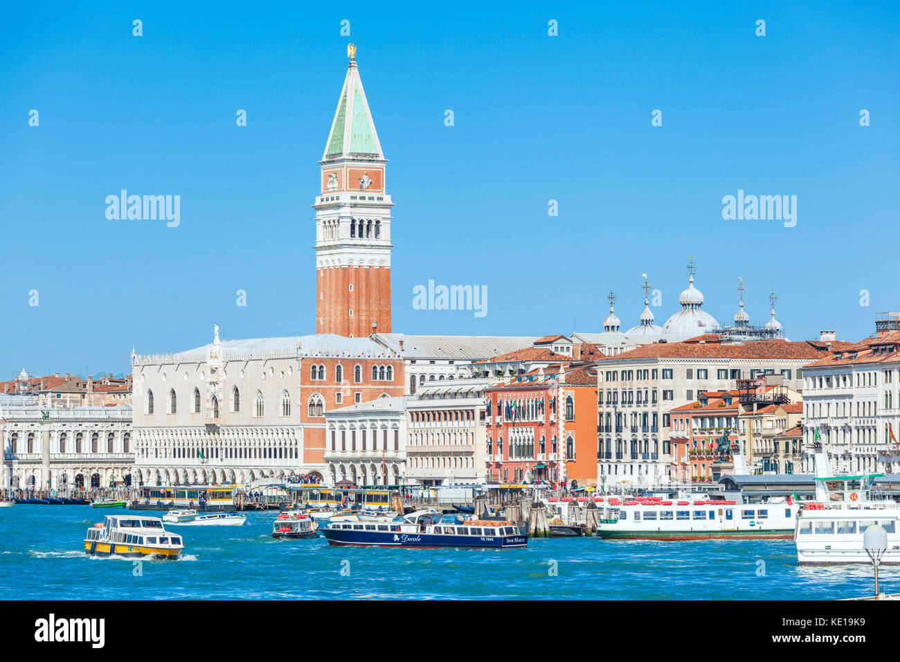 Venise ITALIE VENISE Occupé Bacino San Marco à Venise avec des bateaux-taxis et près de vaporettos palais des Doges et le campanile Venise Italie Europe de l'UE Banque D'Images