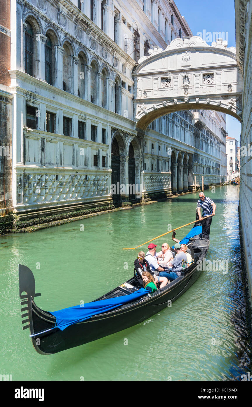 Venise ITALIE VENISE Gondolier de touristes en gondole en passant sous le Pont des Soupirs Ponte dei Sospiri sur le rio di Palazzo Venise Italie Europe Banque D'Images