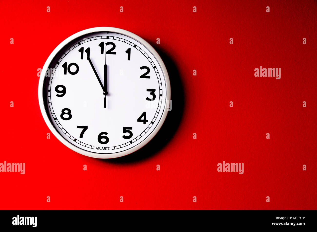 Horloge murale horizontale sur fond rouge Banque D'Images