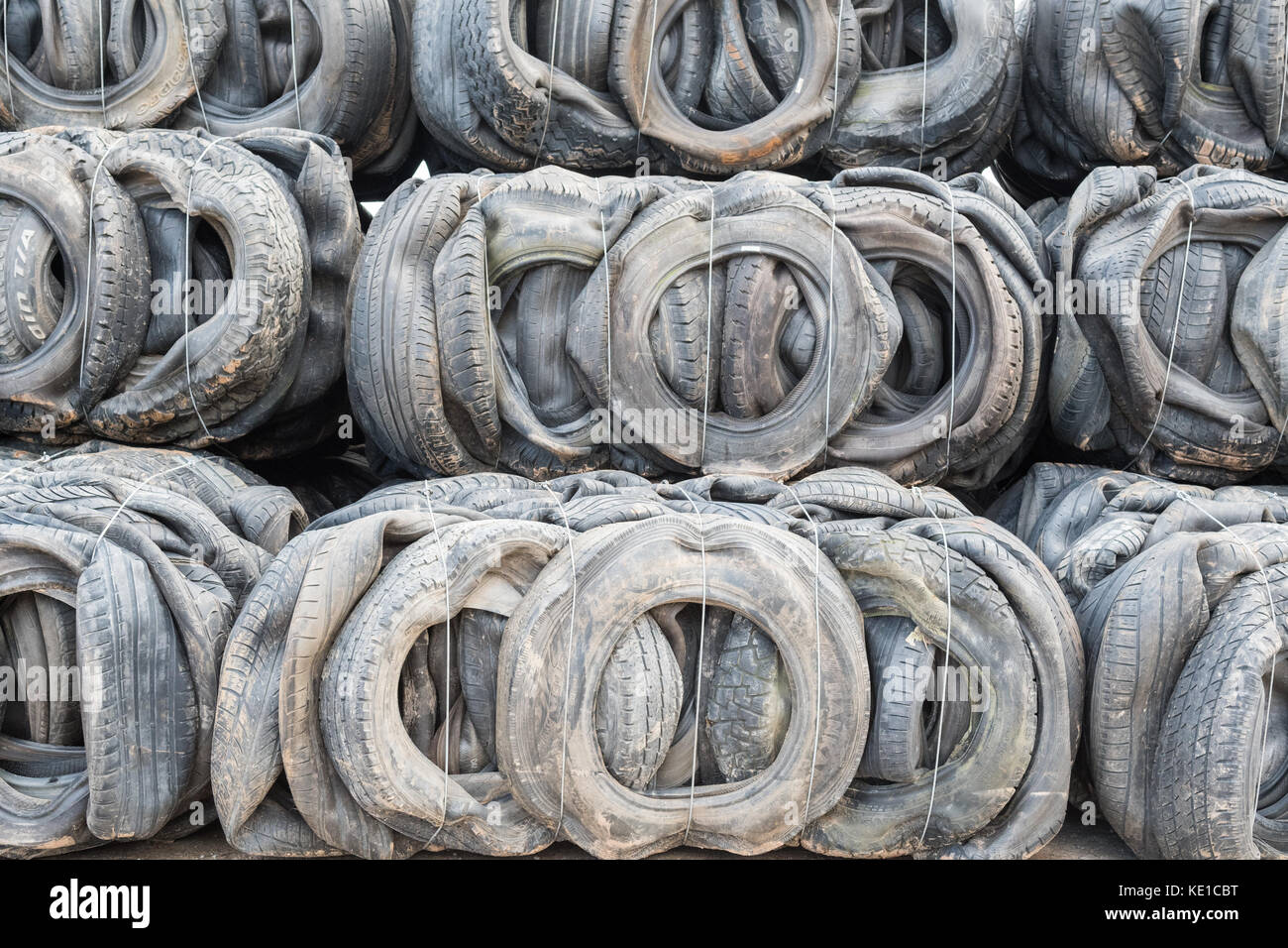 Recyclage des pneus - balles de pneus pour la construction et/ou les défenses marines Banque D'Images