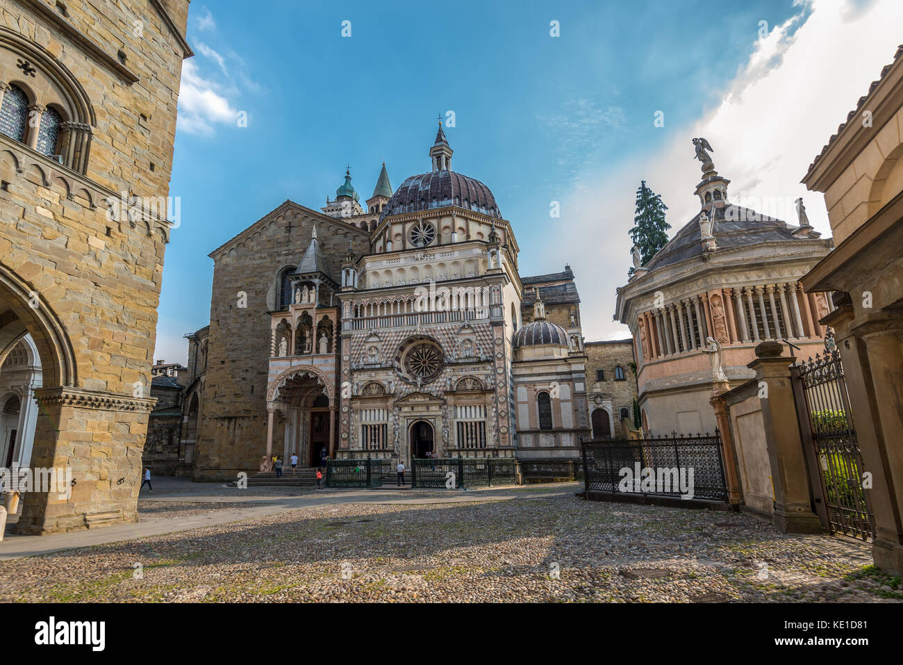 Bergame, Italie - 27 mai 2016 : grand angle de vue de la chapelle chapelle Colleoni, piazza Duomo, Bergame, Italie. Banque D'Images