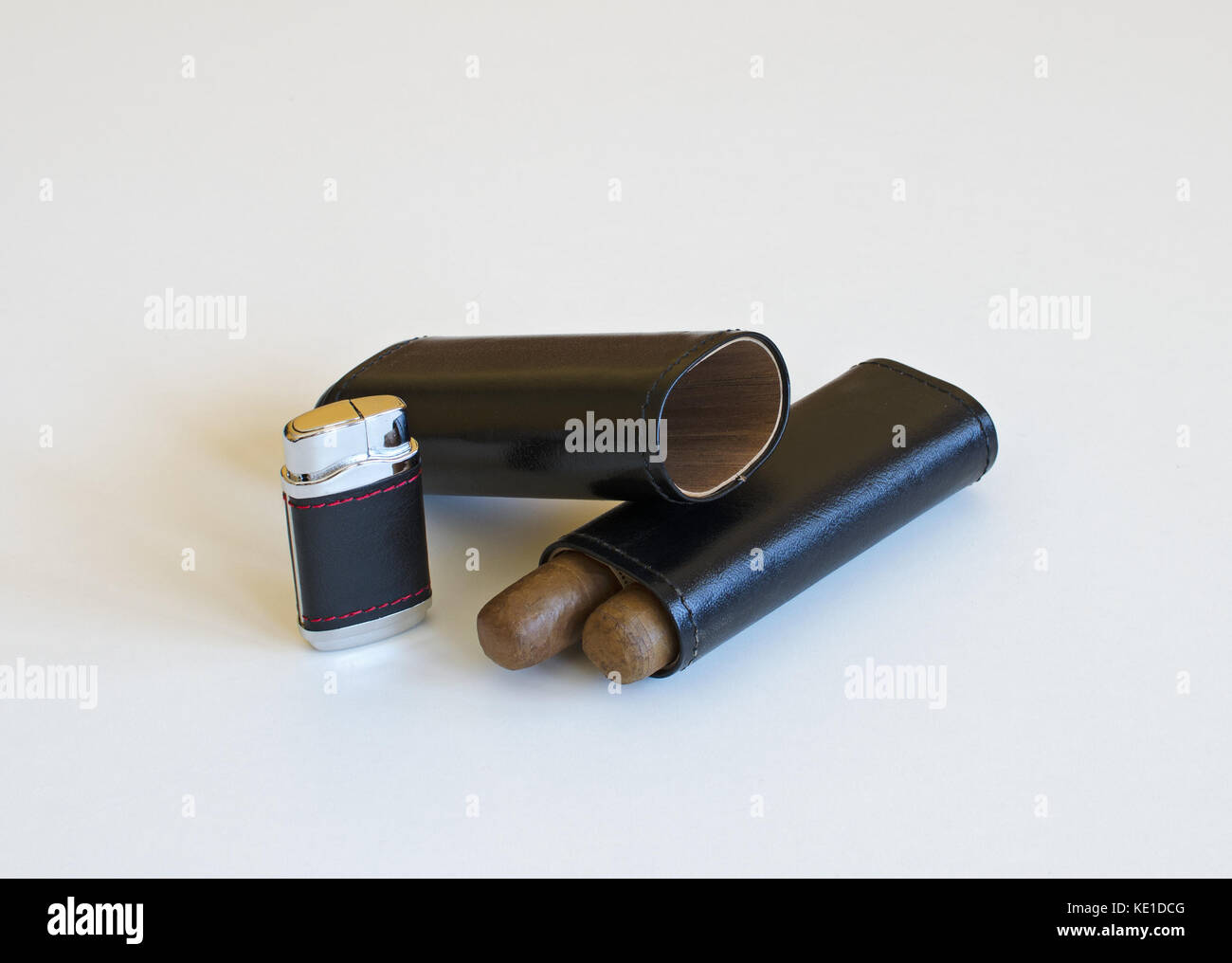 Nature morte avec un allume-cigare et un étui en cuir isolé sur fond blanc Banque D'Images