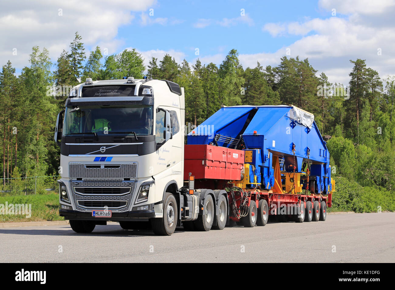 Paimio, Finlande - le 4 juin 2016 : blanc volvo fh16 750 grue chantier transporte sur une remorque à bogies. les 48 tonnes de charge est soutenue par 24 roues. Banque D'Images