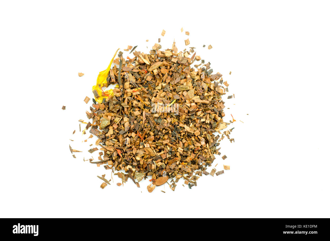 Vue rapprochée d'une pile de feuilles de thé Honeybush isolé sur fond blanc Banque D'Images