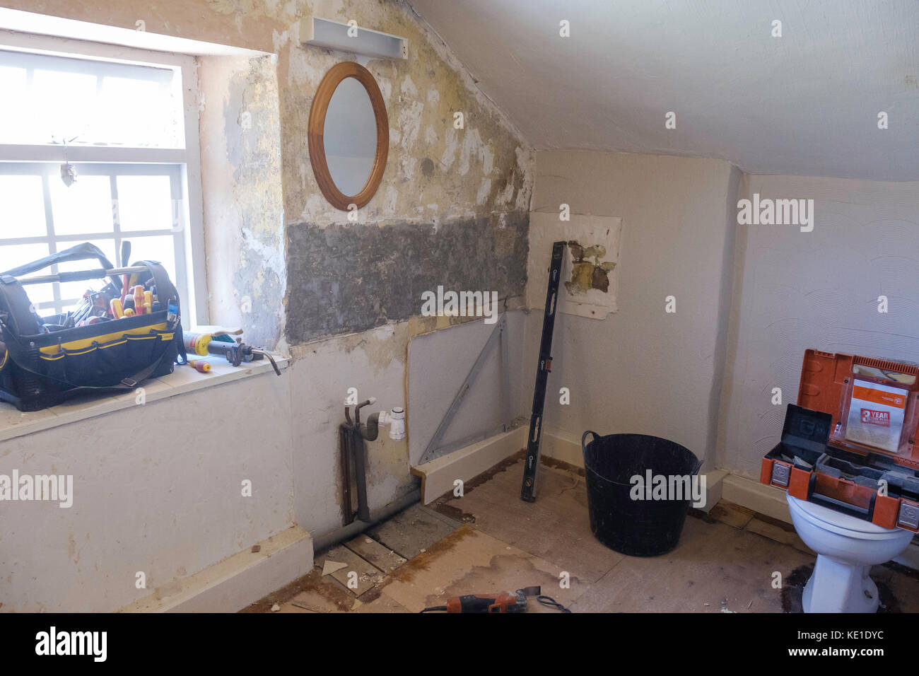 Nouvelle salle de bains est installée dans le vieux chalet, Gloucestershire england uk Banque D'Images