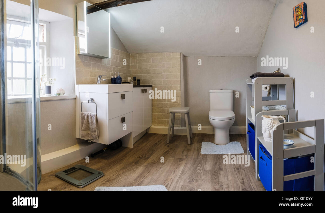 Nouvelle salle de bains dans le vieux cottage.gloucestershire england uk Banque D'Images
