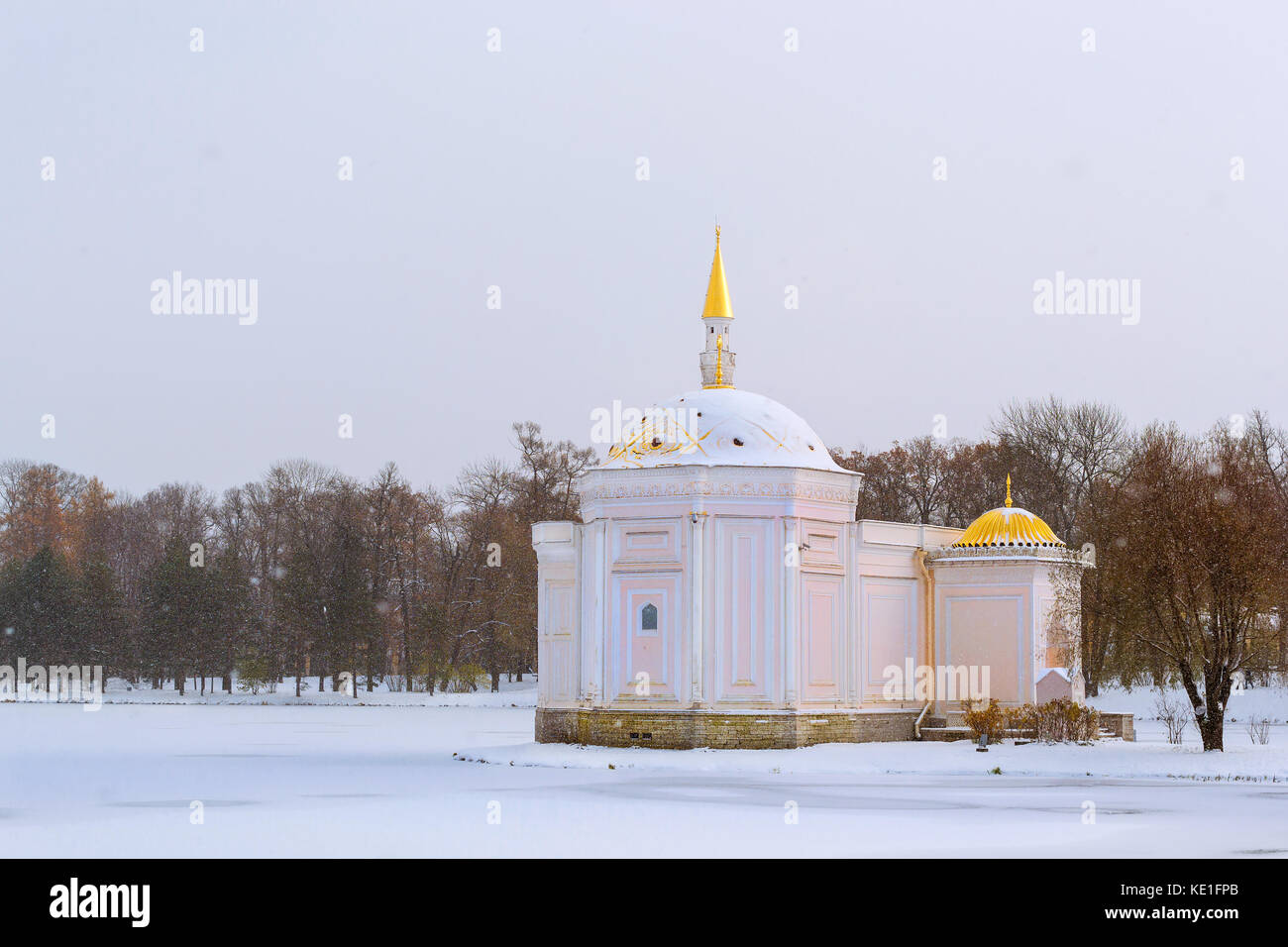 Bain turc pavilion sur étang gelé dans la neige au début du mois de novembre l'hiver au parc de Tsarskoïe Selo Catherine à Pouchkine, Saint-Petersbourg, Russie. tr Banque D'Images
