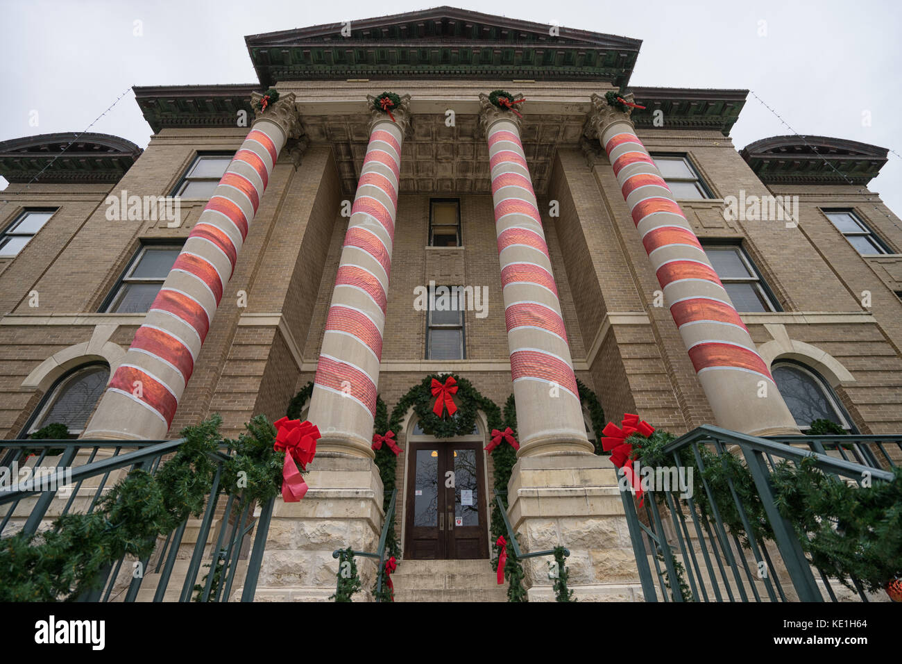 Janvier 1, 2016 San Marcos, Texas, USA : le palais de justice du comté de Hays dans la décoration de Noël, le bâtiment est reconnu par le registre national de His Banque D'Images