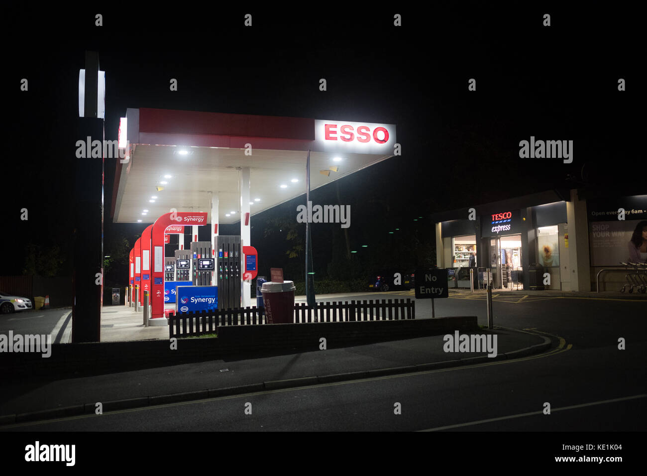 Gare D'ESSO et TESCO express la nuit sur Fulwood Road, Sheffield, Royaume-Uni Banque D'Images