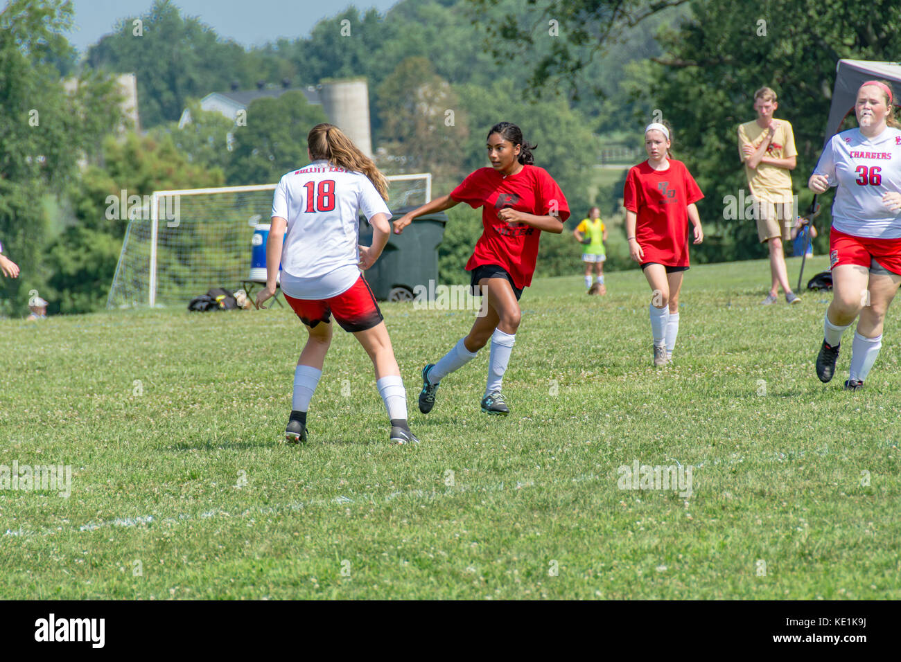 American high school adolescentes joue au soccer dans un tournoi de jeu Banque D'Images