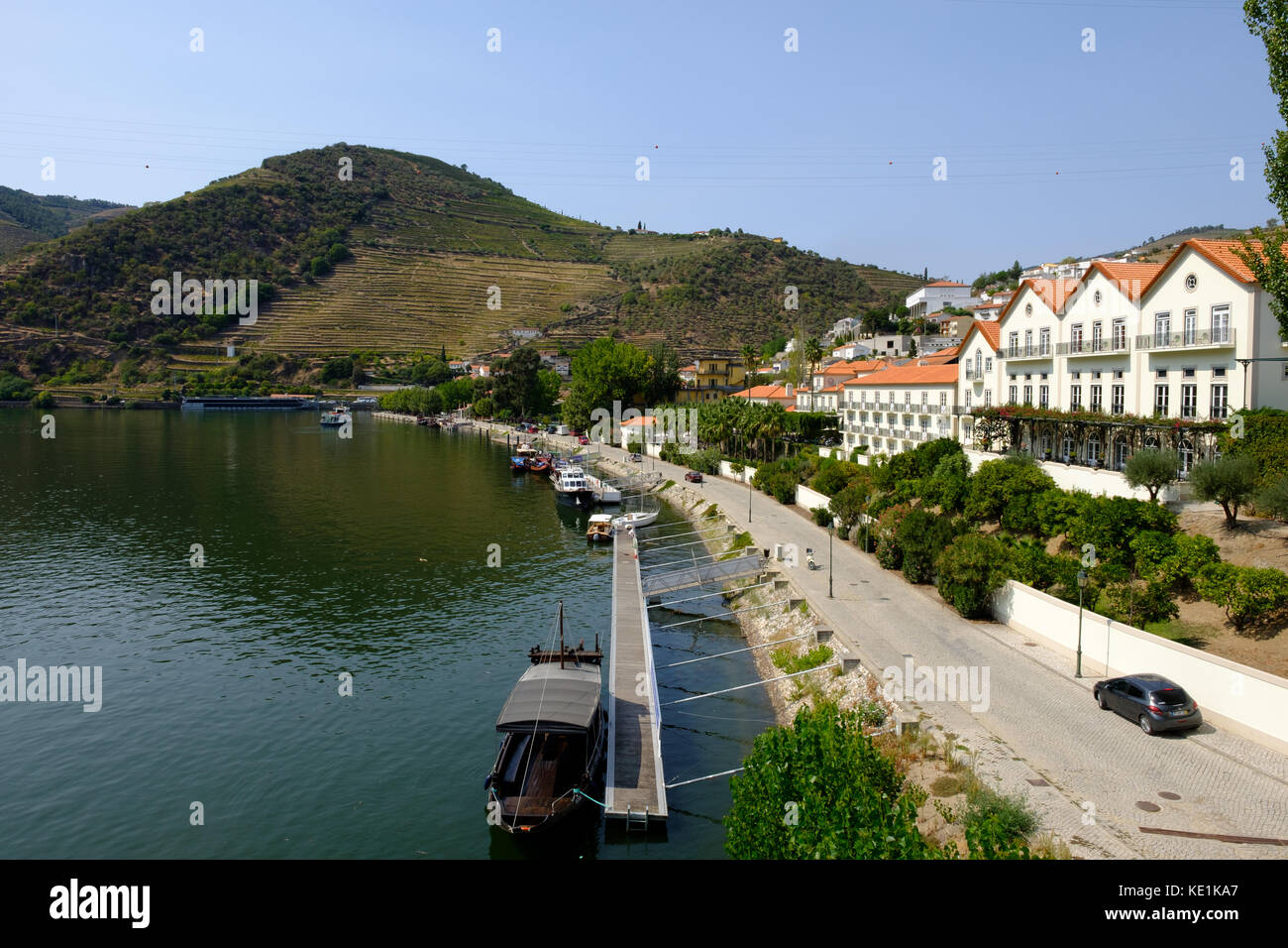 Vue sur Pinhao le long des rives du Douro, Portugal Banque D'Images