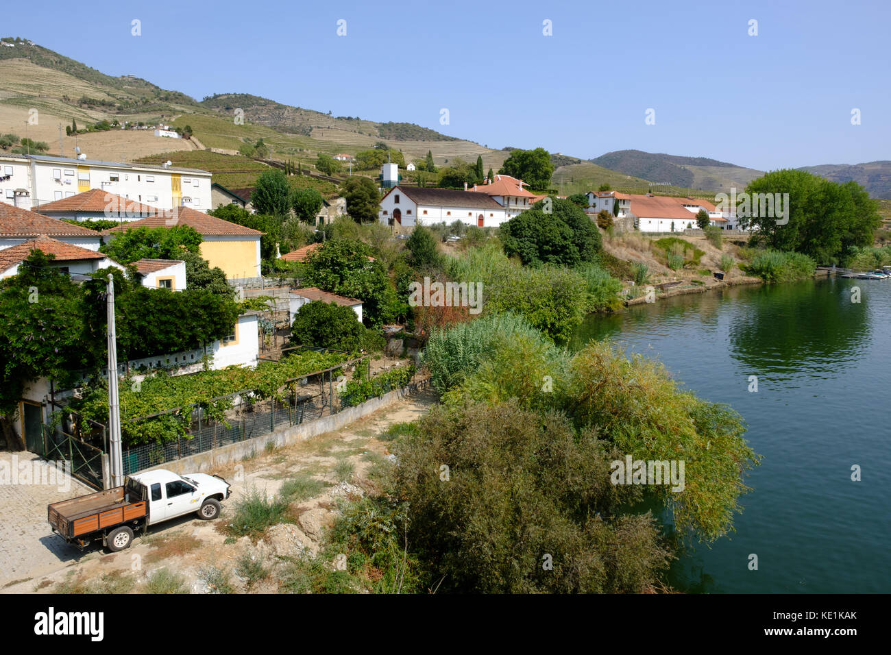 Vue sur Pinhao le long des rives du Douro, Portugal Banque D'Images