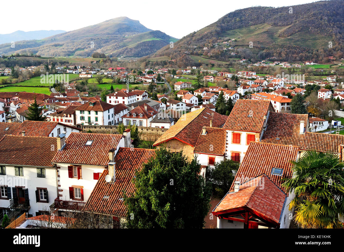 Vue depuis la citadelle, saint-jean-pied-de-port, pyrénées-atlantiques, aquitaine, france ministère Banque D'Images