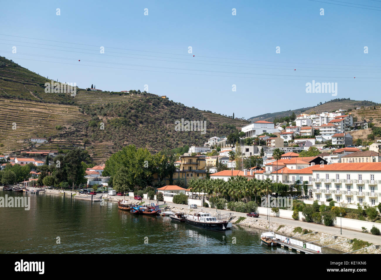 Vue sur Pinhao le long des rives du Douro, Portugal Banque D'Images