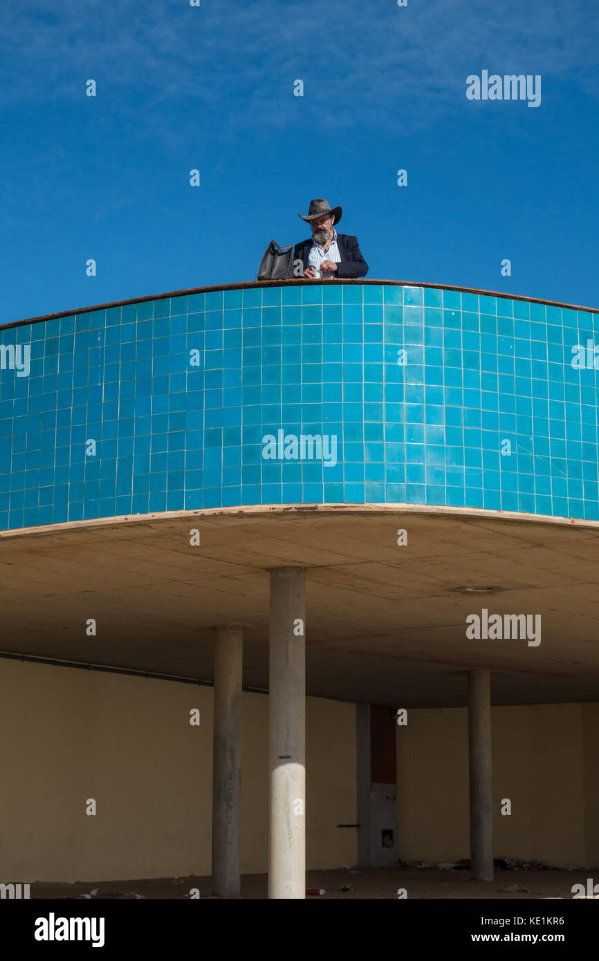 Homme portugais âgé avec vue sur la mer Banque D'Images