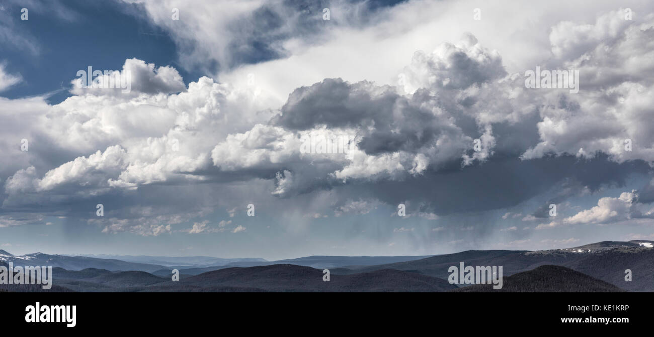 Ciel dramatique sur les contreforts des montagnes Rocheuses, le Colorado, USA Banque D'Images