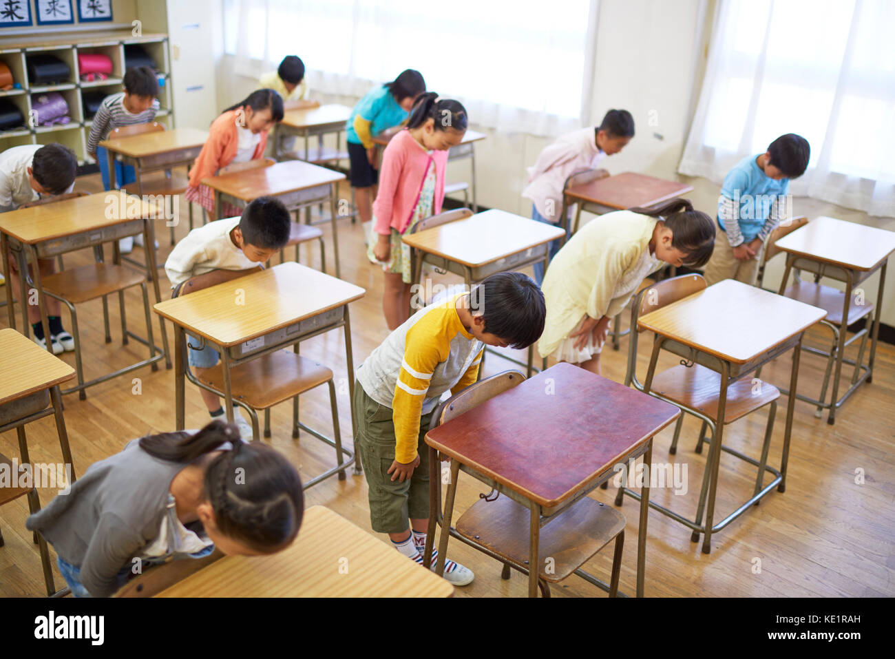 Les Enfants De L Ecole Primaire Japonaise Dans La Salle De Classe Photo Stock Alamy