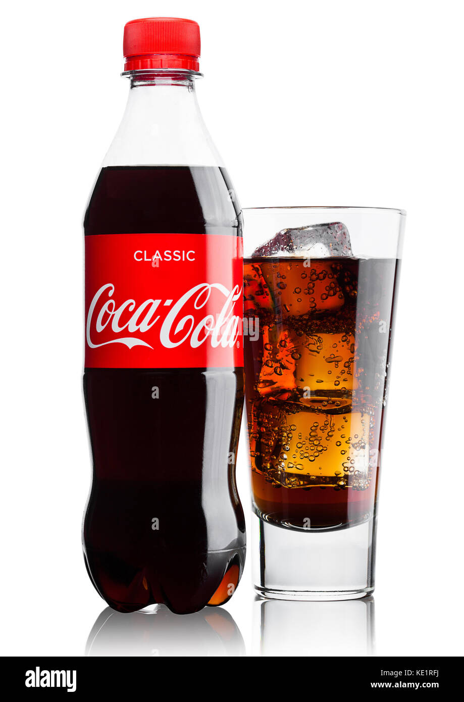 LONDRES, Royaume-Uni - 9 JUIN 2017 : bouteille et verre avec glaçons de  boisson gazeuse Coca-Cola sur fond blanc. The Coca-Cola Company, une  multinationale américaine Photo Stock - Alamy